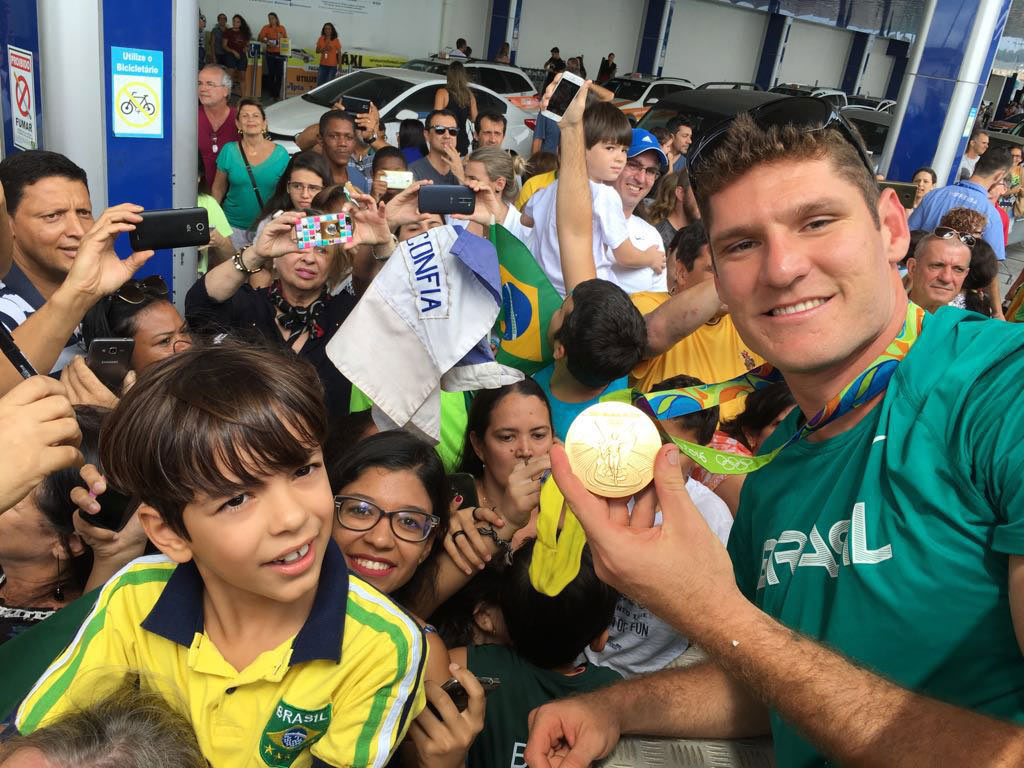 Ouro olímpico: Alison e Bruno são recebidos com festa no ES