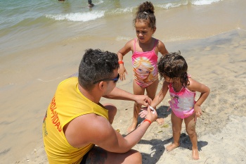 Crianças ganham pulseiras de identificação nas praias de Vitória