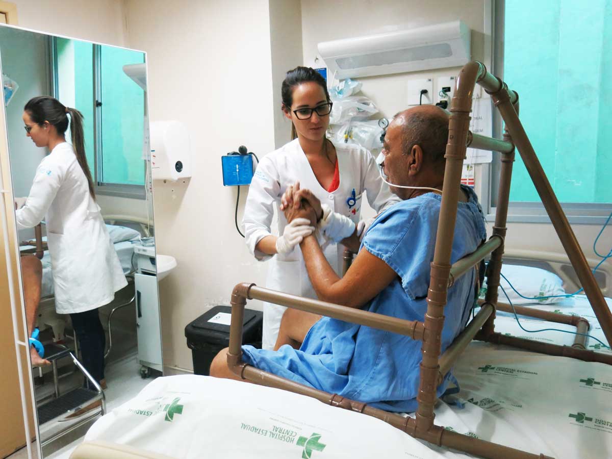 Equipe do Hospital Central de Vitória cria cadeira e andador para ajudar na recuperação de pacientes