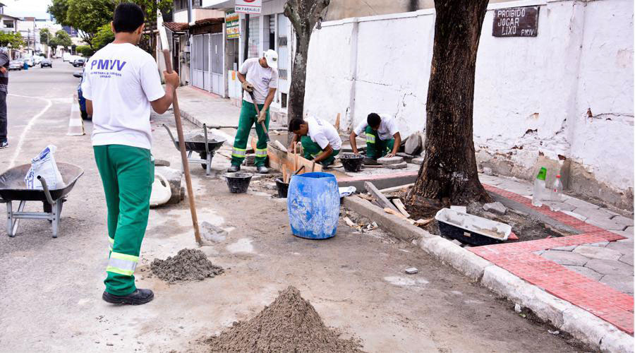 Presos reformam calçada de cemitério em Vila Velha