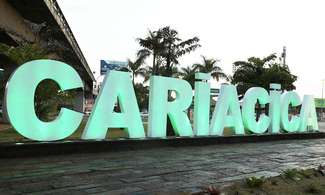 Letreiro turístico no acesso a Cariacica