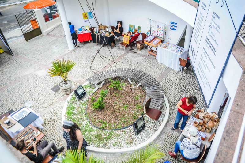 Feira coletiva de arte e shows movimentam Casa Porto