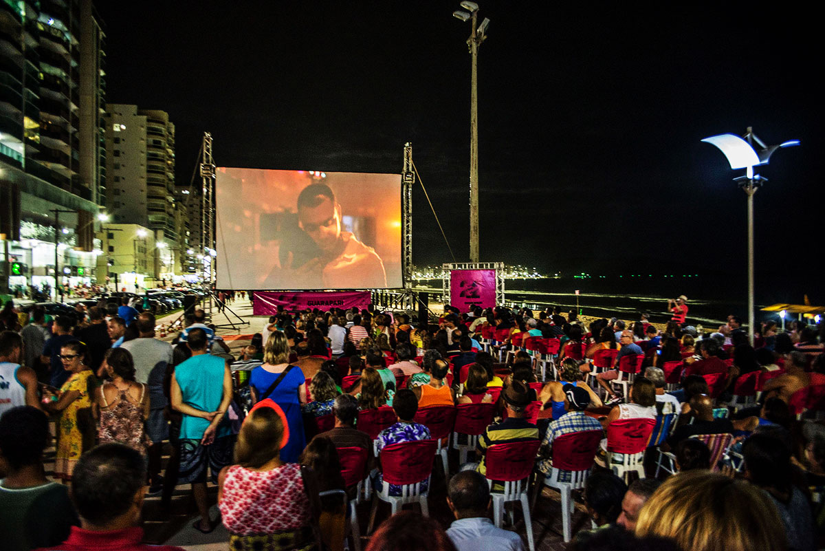 Cinema e música na beira da praia com o 26º Festival de Cinema de Vitória Itinerante