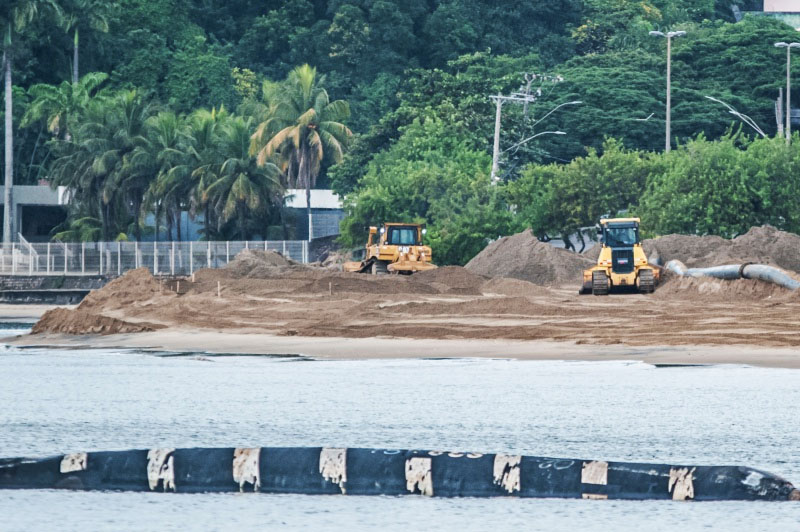 Vitória aumenta faixa de areia na praia de Camburi e Curva da Jurema